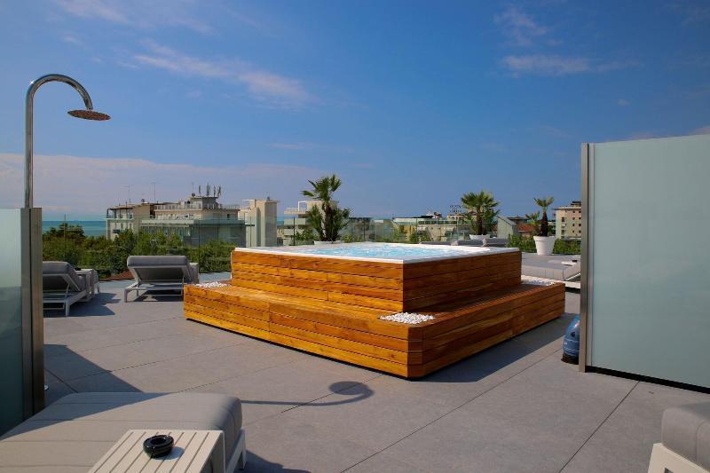 Monaco Suites Hotel Lignano Sabbiadoro Kültér fotó