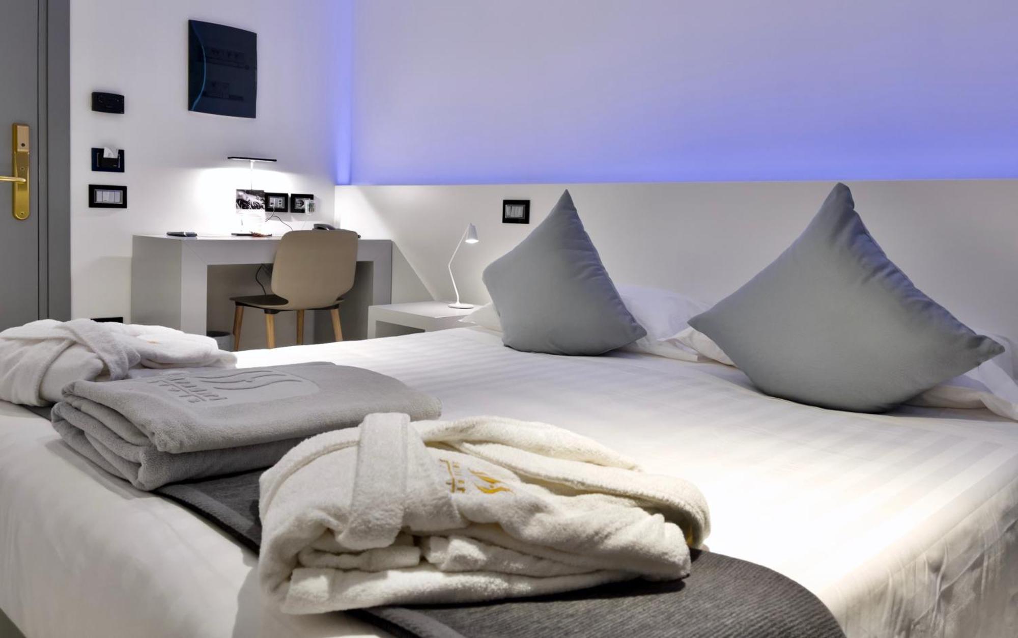 Monaco Suites Hotel Lignano Sabbiadoro Szoba fotó